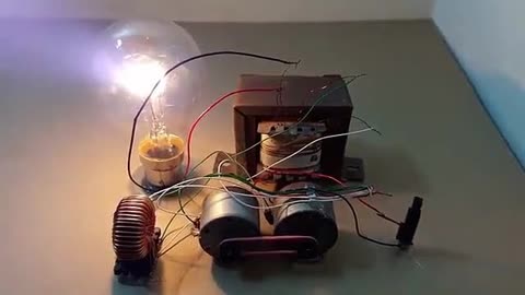 牛人自制小型发电机,再也不用担心停电了,求解释原理?