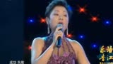 香港知名歌手叶丽仪演唱经典电视剧上海滩主题曲，这镜头太温馨