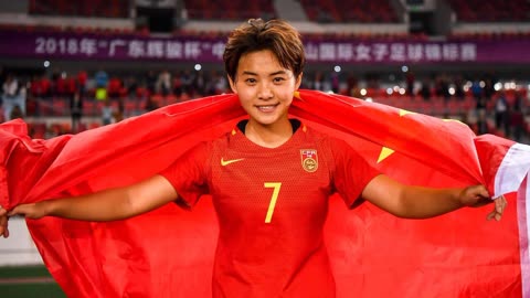 中国足球的骄傲啊!王霜荣获亚洲足球小姐,短发西装实在太帅了