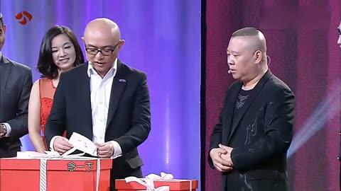 郭的秀-郭德纲孟非和玩具娃娃合影,被称为幸福一家人,观众笑喷