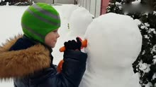 [图]下雪了，孩子们在雪地里打雪仗滚雪球堆雪人，感受雪天之乐