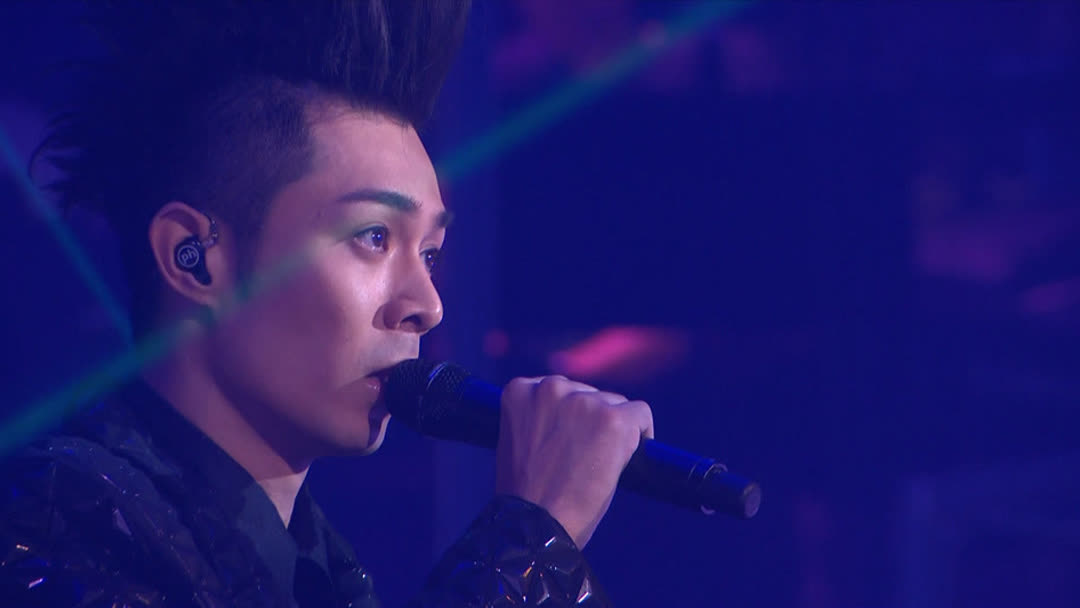 抖音够钟合唱版=抖音上很火的那个合唱