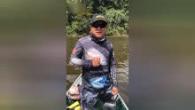 在亚马逊河流，意外发现半截巨骨舌鱼的尸体