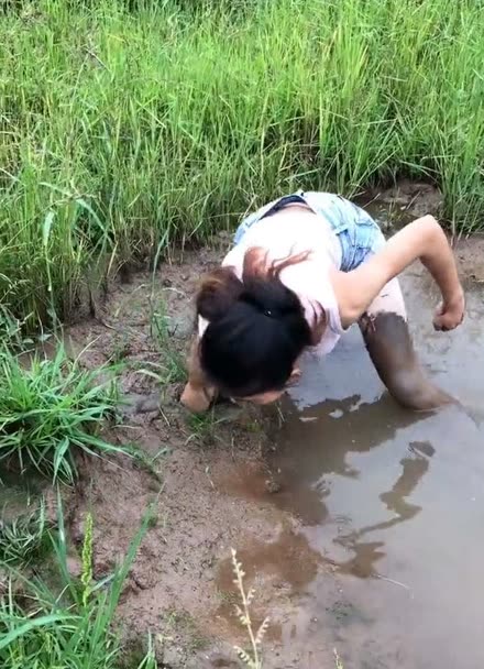 柬埔寨美女下河抓鱼图片