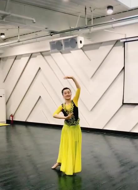 完整的新疆舞手位全学完啦分享并跳给大家希望你喜欢分3个视频巜1