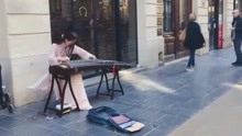 法国波尔多街头中国小姐姐古筝演绎《青花瓷》，老外：这是什么？