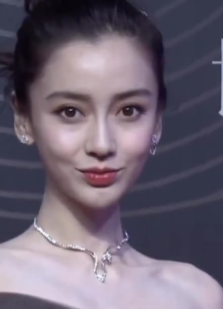 angelababy2020年微博之夜紅毯懟臉拍