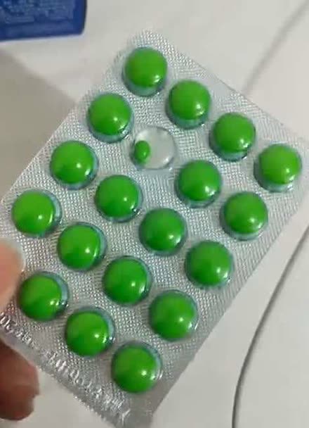 扁圆绿色药片感冒清片图片
