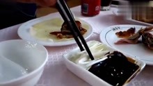 美食面前，一点尊严都没有了，看到北京烤鸭直接吃疯！