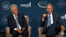 美国两位前总统克林顿和小布什大笑着互相攻击