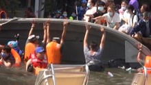 惊险！河南卫辉救灾现场冲锋舟倾覆，产妇婴儿等十余人落入水中
