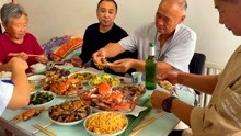 丹东开海了梭子蟹肥不肥？爸妈准备一桌硬菜，血肠烀肉吃的真香