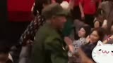93岁抗美援朝老兵看《长津湖》，散场时全体观众为他鼓掌！老兵向银幕和观众敬礼
