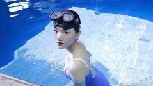22岁美少女任敏晒泳装，在水下游泳素颜好漂亮，清冷气质扑面而来