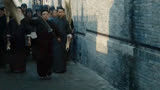 《师父》男子不把老前辈放在眼里一人打十几人一眨眼的功夫全部干倒下！
