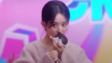 赵丽颖宣传《第二十条》，吃冻梨模样可爱，打趣潘斌龙害羞挨着她