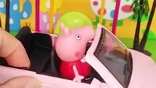 小猪佩奇开着拉风的粉色车出去玩了