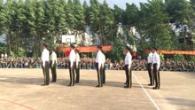 2016级贺州学院女教官李静月带国旗护卫队
