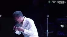 李宗盛2016年演唱会演唱林忆莲的《不必在乎我是谁》泪洒当场