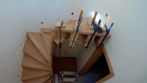 在家用木头自制楼梯