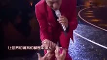 跨年演唱会天王刘德华霸气出场，一首【中国人】让全场沸腾。霸气