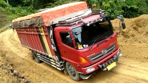 [生活]大卡車越野,這種山路小意思,輕輕鬆鬆!