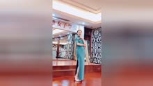 ＠王雁｜香港皇家优雅女子学堂｜穿着旗袍正面拍照的造型，手型和腿型的搭配很重要哦！