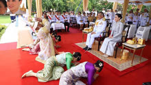 泰国国王参观耕作仪式，诗琳通公主行“伏地大礼”，王后紧跟倒地