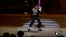 年轻时的迈克尔杰克逊第一次展示月球漫步，技惊全场！