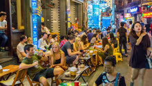 泰国曼谷市，当地最热闹的一条街，一到晚上美女就都出动了