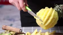 教你一个在家削菠萝的方法，不用专业工具，一把菜刀搞定省时省力