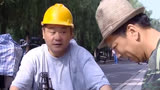 雷哥老范：这才是真正的祸从天降！范伟街上修鞋，被坠物砸脑袋！