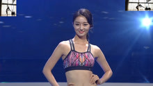 韩国美女模特泳装T台秀，甜美笑容搭配马尾造型，真是太漂亮了！