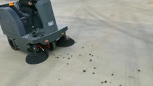 双刷扫地车清理石子效果