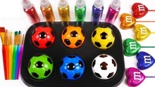 用彩色托盘里的足球玩具制作彩虹棒棒糖！