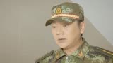 火线英雄：男人为给女孩留下好印象，竟对镜子练说话，真是很用心