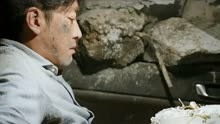韩国经典人性电影，男人开车进隧道被掩埋