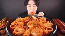 韩国朗朗吃播今天来个香辣拉面乱炖，香肠煎饺海鲜统统搞里头！~