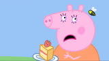 小猪佩奇：猪爸爸还嘚瑟呢，他蛋糕都被蜜蜂盯上了，赶紧跑呀