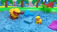 小砾带儿子小小砾来沙滩堆城堡