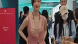 #倪妮 亮相上海电影节开幕式红毯，360度无死角的美，简直挪不开眼睛，都说她是小舒淇，你觉得两人气质像吗？#电影消失的她