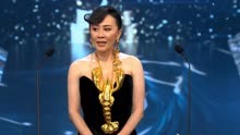 刘嘉玲身穿金龙虾装贵气十足，为金像奖新人颁奖，勉励要有耐性