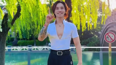 Watch the latest 户外学拉丁与老师共练成人桑巴拂步(2025